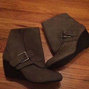 American rag Cora wedge booties